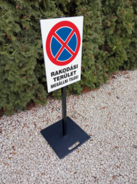 talpas táblatartó rakodási terület táblával