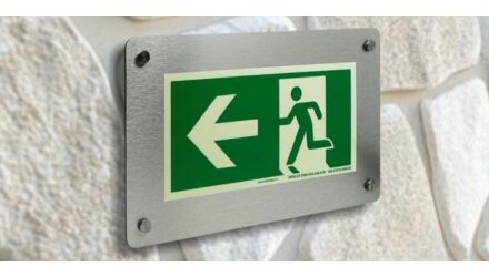 Design menekülési útvonal táblák – mi a különbség a hagyományos táblákhoz képest?